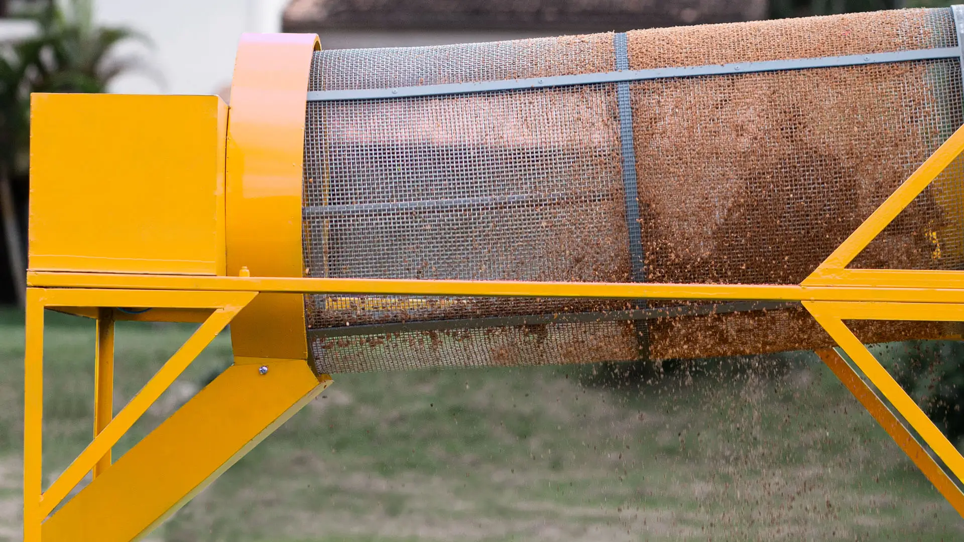 MG 75652 | Peneira Rotativa ou Peneira Vibratória: Qual a Melhor Opção? | Jacovine Máquinas e Equipamentos peneira rotativa mpr1 peneirando areia úmida com excelência